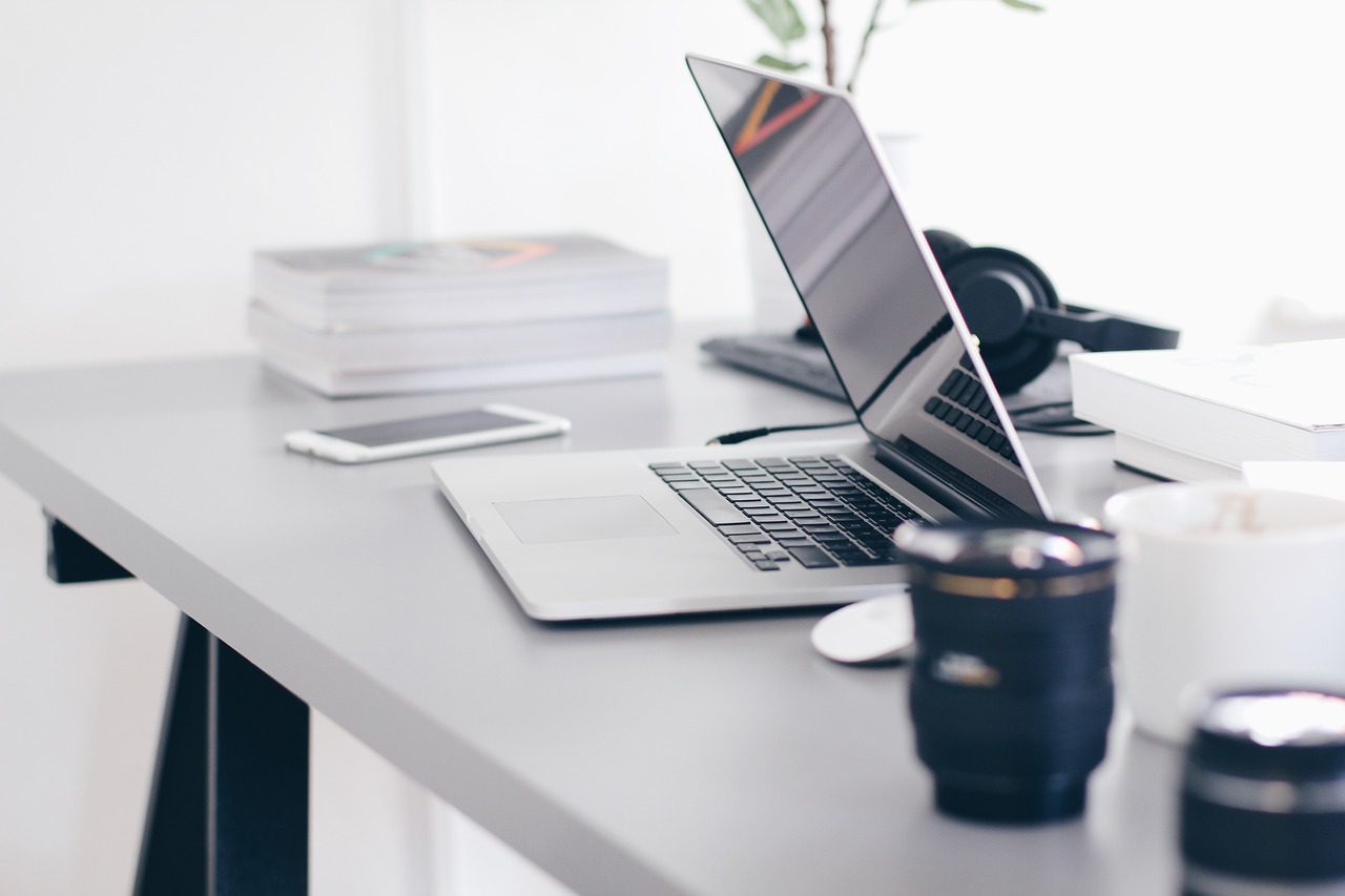 laptop, table, technology-2434393.jpg